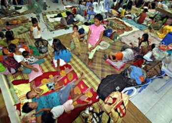 Ihmiset odottivat perjantaina myrskysuojassa Suragaossa Hagupit-myrskyn saapumista perjantaina.