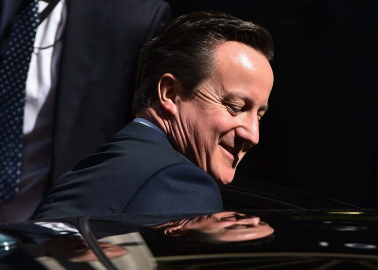 Toiselle kaudelle jatkava pääministeri David Cameron poistumassa virka-asunnostaan Downing Street 10:stä maanantaina.