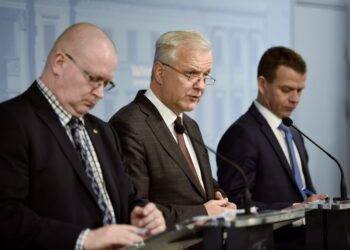 Oikeus- ja työministeri Jari Lindström (vas.), elinkeinoministeri Olli Rehn ja sisäministeri Petteri Orpo kertoivat hallituksen linjauksista paikalliseen sopimiseen.