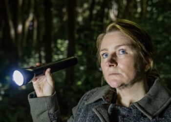 Vanginvartija ja hänen kuljettamansa vanki pakenevat hämärissä oloissa. Poliisi on ymmällään: mikä on vartijan motiivi? Rikosetsivä Susan Reinhart (Rosie Cavaliero) alkaa selvittää tapausta.