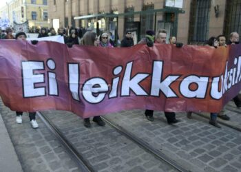 Leikkauspolitiikkaa vastustettiin viime lauantaina Joukkovoima-mielenosoituksessa. Tuore selvitys Sipilän hallituksen ensimmäisestä budjetista osoittaa heikennysten olevan pitkällä aikavälillä merkittäviä.
