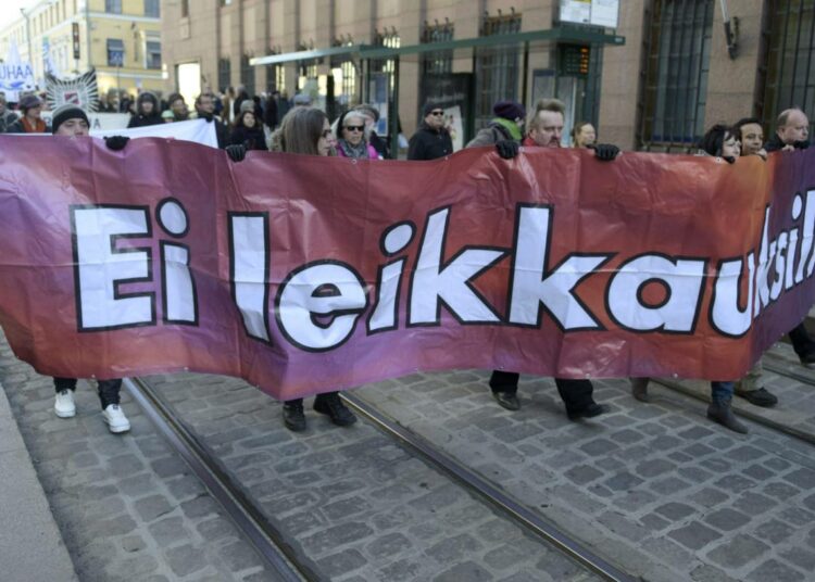 Leikkauspolitiikkaa vastustettiin viime lauantaina Joukkovoima-mielenosoituksessa. Tuore selvitys Sipilän hallituksen ensimmäisestä budjetista osoittaa heikennysten olevan pitkällä aikavälillä merkittäviä.