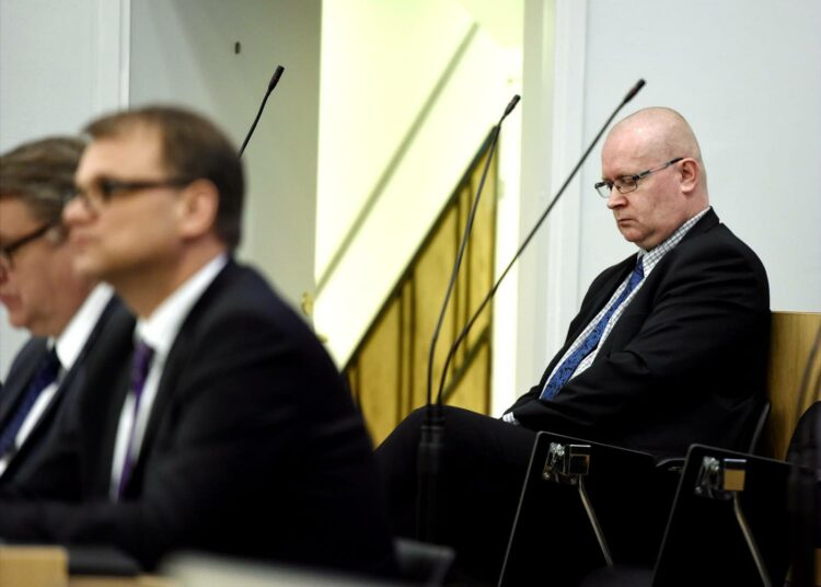 Työministeri Jari Lindström (takana) vaarantaa Ammattiliitto Pron mukaan kilpailukykysopimuksen.