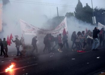 Syriza purki viime vuonna lähes ensi töikseen barrikadit parlamentin edestä. Mutta sunnuntai-iltana kaikki oli kuin ennen: kyynelkaasu levisi kohti leikkauksia vastustavia mielenosoittajia.