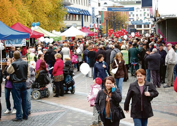 Vasemmistoliiton kannatus on laskenut tasaisesti vuoden 1992 kuntavaaleista lähtien. Kuvassa eri puolueiden kuntavaalitelttoja Jyväskylän kävelykadulla vuonna 2008.