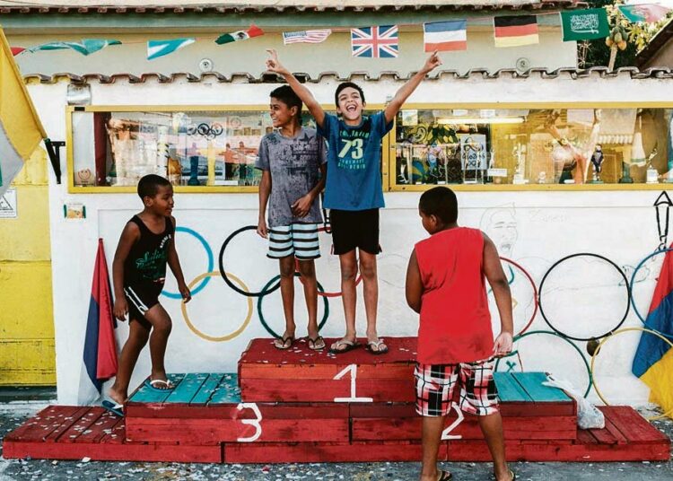 Brasilialaispojat leikkivät olympiakisojen kunniaksi kyhätyllä palkintokorokkeella Rio de Janeirossa sunnuntaina.
