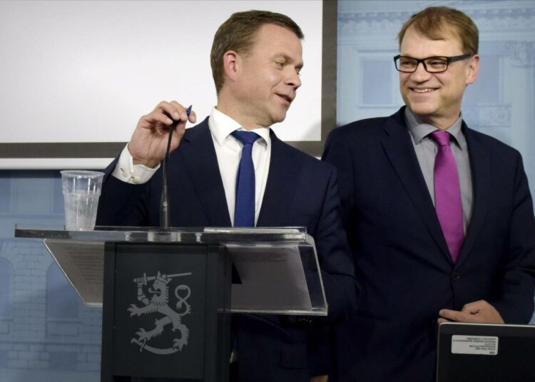 Ministerit Petteri Orpo ja Juha Sipilä olivat hilpeinä hallituksen budjetti-infossa.