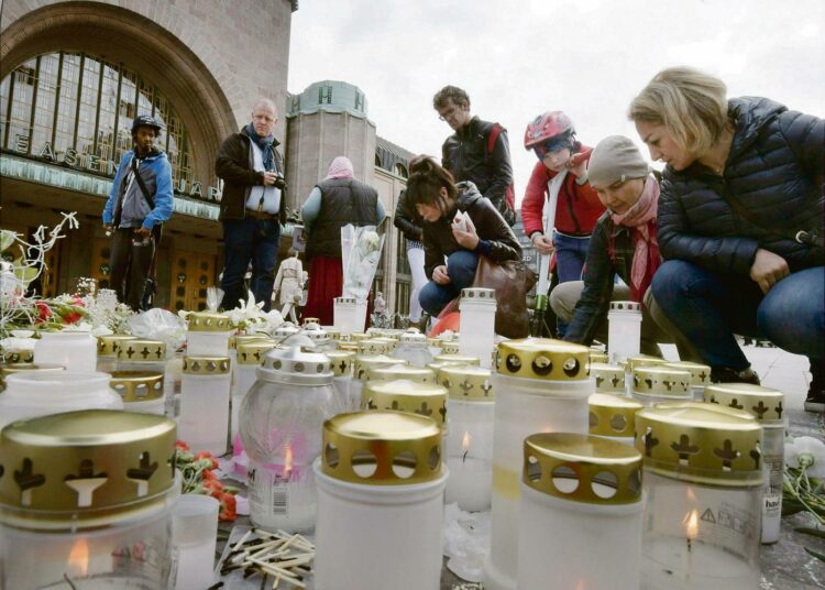 Natsit osoittamassa mieltä Helsingin keskustassa lauantaina 10. syyskuuta.