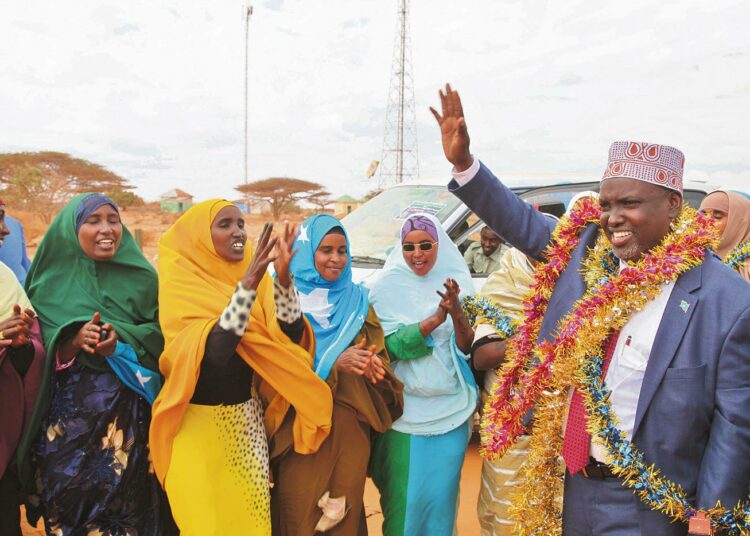 Kansanedustajaehdokas Abdiasis Abdullahi Yusuf tervehti kannattajiaan Kismayon lentokentällä viime viikolla.