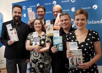 Kaunokirjallisuuden Finlandia-palkinnon ehdokkaat ovat Jukka Viikilä (vas), Emma Puikkonen, Riku Korhonen, Peter Sandström, Tommi Kinnunen ja Sirpa Kähkönen (oik).