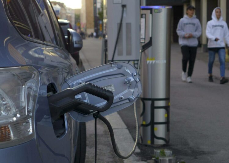 Sähköauto latauksessa Helsingin Kampissa elokuussa.