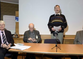 Entiset kansanedustajat Henrik Lax (vas), Osmo Soininvaara, Esko Seppänen ja Iiro Viinanen kertoivat kansalaisaloitteesta tiistaina.