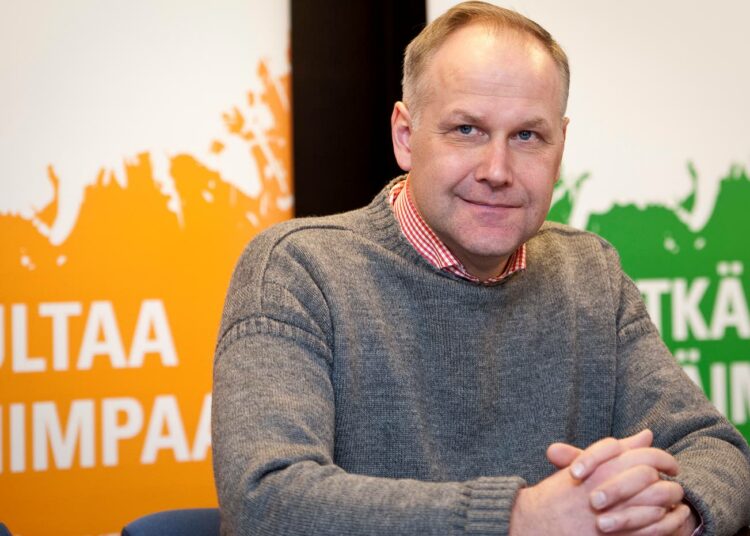 Ruotsin vasemmistopuolueen puheenjohtajan Jonas Sjöstedtin mukaan puolueen tavoitteena on rajoittaa voitontavoittelua terveydenhuollossa.