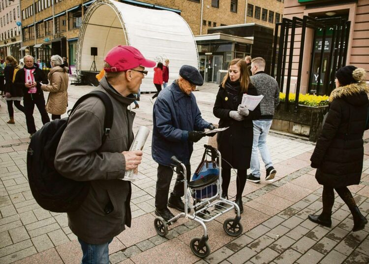 Vasemmistoliiton puheenjohtaja Li Andersson kampanjoi Turun keskustassa vaaleja edeltäneenä perjantaina.