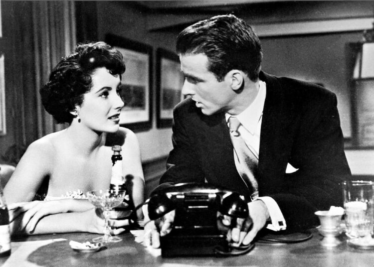 Kuuden Oscarin klassikko kertoo amerikkalaista unelmaa rikkaan avioliiton kautta tavoittelevasta nuoresta miehestä. Kuvassa Angela Vickers (Elizabeth Taylor) ja George Eastman (Montgomery Clift).
