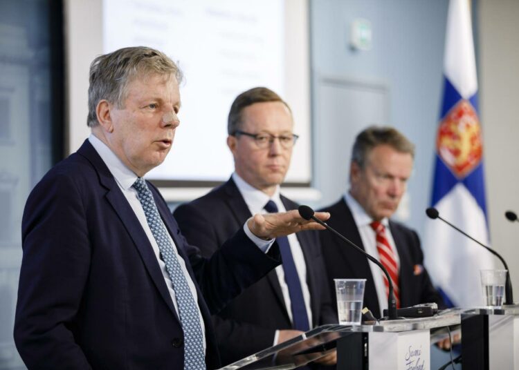 Selvitysmies Esko Aho luovutti selvityksensä talouskasvun pullonkaulojen ratkaisemisesta viime viikon torstaina.