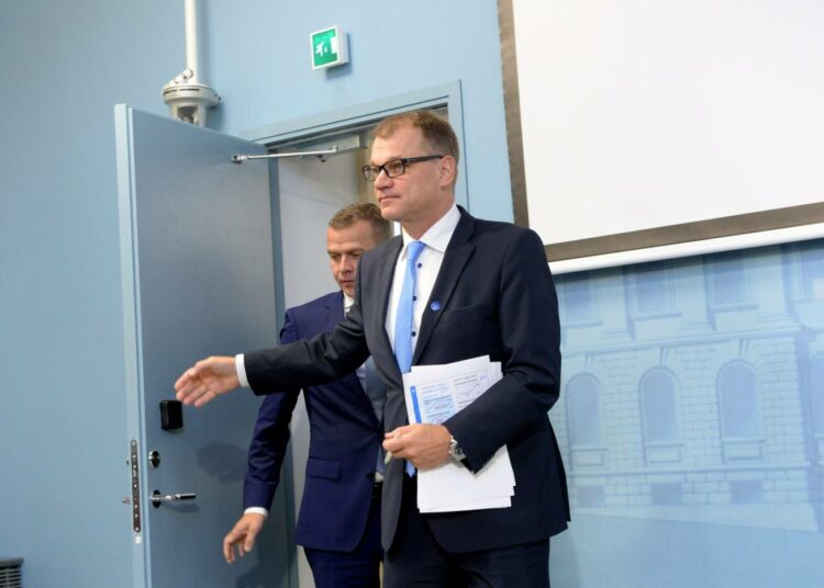 Ministerit saapuivat pääministeri Juha Sipilän johdolla kertomaan ensi vuoden budjetista, joka jatkaa perusturvan ostovoiman heikentämistä.