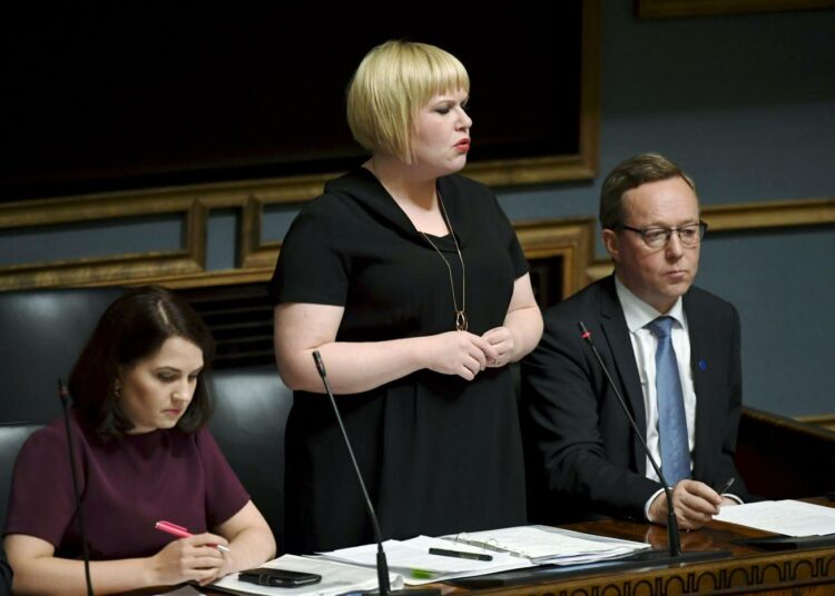 Perhe- ja peruspalveluministeri Annika Saarikko sanoi, että takuueläkkeeseen tulee 15 euron korotus.