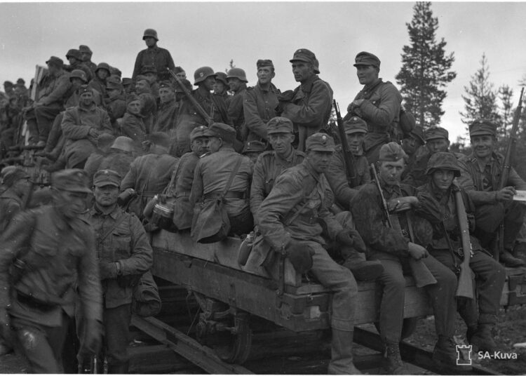 Suomalaisia ja saksalaisia sotilaita menossa linjoille Kiestingissä 22.8.1941. Lähde SA-kuva.