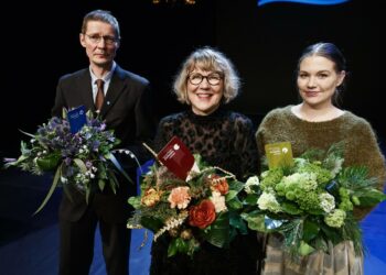 Juha Hurme, Riitta Kylänpää ja Sanna Mander ovat vuoden 2017 Finlandia-voittajat.