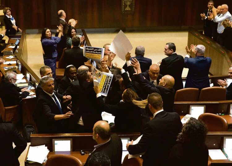 Yhdysvaltain varapresidentin Mike Pencen vieraillessa Israelissa, knessetin arabijäsenet osoittivat mieltään, ja heidät vietiin väkisin pois salista.