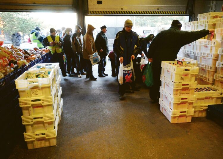 Pienituloisia on reilusti yli puoli miljoonaa. Osa heistä elää suoranaisessa köyhyydessä. Kuva Herttoniemen seurakunnan diakoniatyön elintarvikejakelusta.