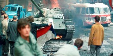 Praha 21. elokuuta 1968: maahan tunkeutuneet Varsovan liiton panssarivaunut ovat tulleet kaduille.