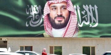 Kruununprinssi Mohammed bin Salmanin kuva valvoo katua Saudi-Arabian pääkaupungissa Riadissa.
