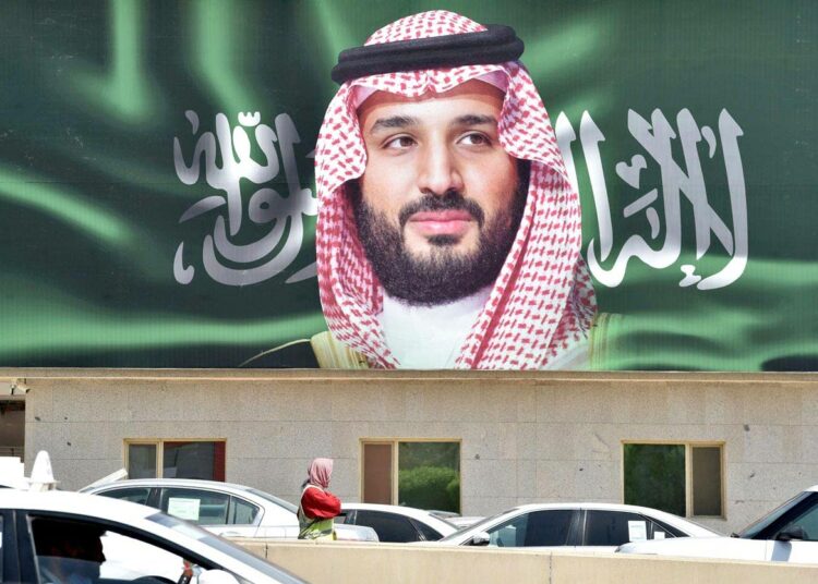 Kruununprinssi Mohammed bin Salmanin kuva valvoo katua Saudi-Arabian pääkaupungissa Riadissa.