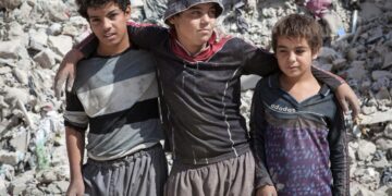 Mohammed Mahmoud Alawi (keskellä) etsii kahden veljensä kanssa Mosulin raunioiden seasta käyttökelpoista tavaraa myytäväksi.