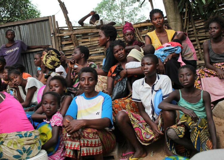 Kongon demokraattisen tasavallan levottomuudet ovat aiheuttaneet loputonta kärsimystä naisille. Kuvan naiset ja lapset joutuivat kesällä 2017 pakenemaan Simba Mosalaan Kikwitin alueella.