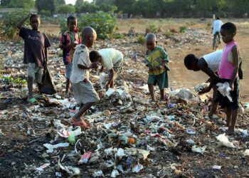 Britannia hyötyi Afrikan luonnonvaroista ja orjakaupasta tähtitieteellisiä summia, afrikkalaisille jäi köyhyys. Kuvan lapset etsivät kierrätettävää jätettä Zimbabwessa.