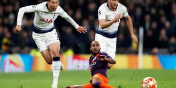 Tottenhamin Son Heung-Min (vas.) ja Harry Kane (oik.) vastassaan Manchester Cityn Fabian Delph uudella Tottenham Hotspur -stadionilla.