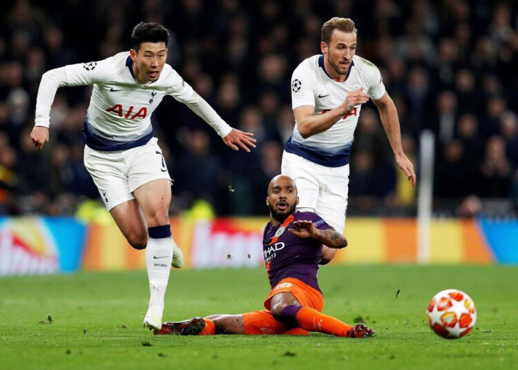 Tottenhamin Son Heung-Min (vas.) ja Harry Kane (oik.) vastassaan Manchester Cityn Fabian Delph uudella Tottenham Hotspur -stadionilla.