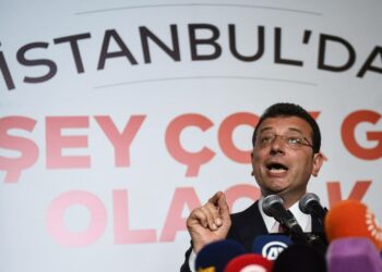 Ekrem Imamoglu pitämässä voitonpuhettaan sunnuntai-iltana.