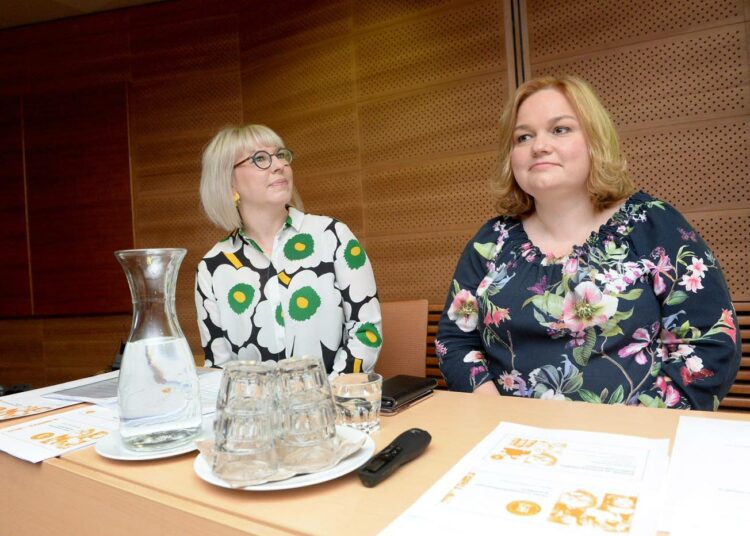 Ministerit Aino-Kaisa Pekonen (vas.) ja Krista Kiuru esittelivät keskiviikkona sosiaali- ja terveysministeriön hankkeita kuluvalla hallituskaudella.
