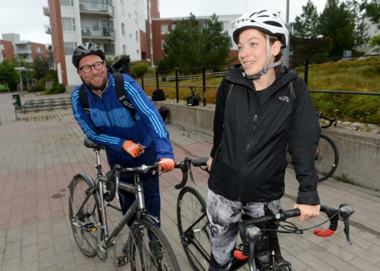 Paavo Arhinmäki ja Li Andersson pyöräilivät keskiviikkona ministeriryhmän kesäkokoukseen Porvooseen. Ensi viikolla koko vasemmistoliiton eduskuntaryhmä on koolla Kemissä.