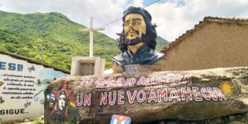 ”Esimerkkisi tuo valoa uuteen aamuun”, lukee Che Guevaran muistomerkissä La Higueran kylässä Boliviassa.