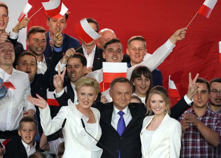 Andrzej Duda juhlimassa ovensuukyselyjen tulosta sunnuntai-iltana.