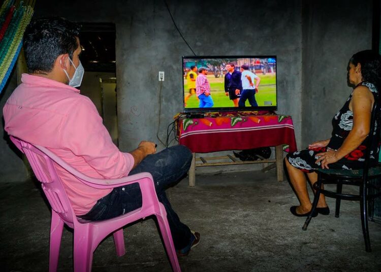Benilda Membreño ja Jaime Marquez katsovat televisiota, entistä harvinaista ylellisyyttä. Vaikkei jalkapallosta tai saippuaoopperoista pitäisikään, nettiin pääsyssä on kyllin syytä kiitollisuuteen.