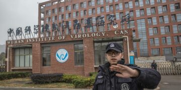 Vartija yritti estää Wuhanin virologian instituutin päärakennuksen valokuvaamisen tammikuussa.