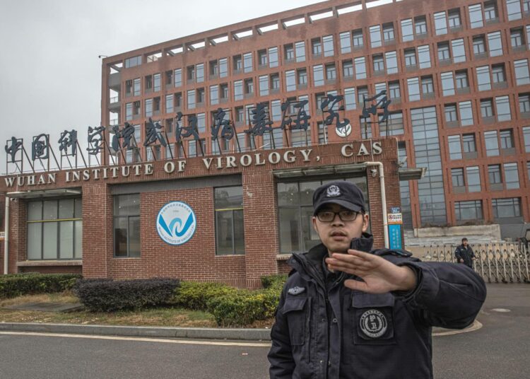 Vartija yritti estää Wuhanin virologian instituutin päärakennuksen valokuvaamisen tammikuussa.