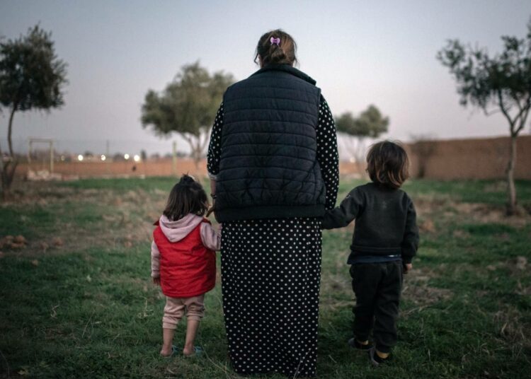 Toimittaja Wilson Fache ja valokuvaaja Chloe Sharrock tapasivat Syyriassa Jihanin ja hänen kaksi lastaan. Jihan kidnapattiin elokuussa 2014 kotikylästään ja myytiin seksiorjaksi.
