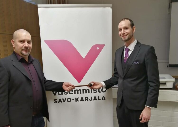 Kuvassa vasemmalta: Juha Pitkänen vastaanottaa puheenjohtajan nuijan Janne Parkkilalta.