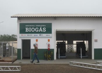Paikalliset sikojen kasvattajat toimittavat raaka-aineen tälle pienelle biokaasuvoimalalle Entre Rios do Oestessa Brasilian eteläisessä Paranán osavaltiossa. Sikafarmarit saavat lisätuloja ja kunta säästää energiakuluissaan.