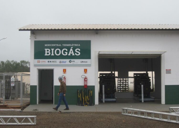 Paikalliset sikojen kasvattajat toimittavat raaka-aineen tälle pienelle biokaasuvoimalalle Entre Rios do Oestessa Brasilian eteläisessä Paranán osavaltiossa. Sikafarmarit saavat lisätuloja ja kunta säästää energiakuluissaan.