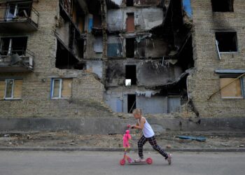 Ukraina tarvitsee yhä tukea. Kuva on kesäkuulta Kiovan lähellä sijaitsevasta Horenkan kylästä.