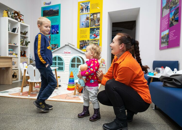 Julia Beskrovna, hänen poikansa Dima, 6, ja hänen tyttärensä Anna 2,5, olivat käymässä Lvivin ”Minä olen Mariupol”-keskuksessa syyskuun lopussa.