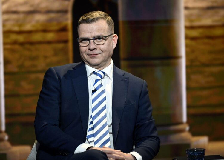 Kokoomuksen puheenjohtaja Petteri Orpo esiintyy pääministerillisesti.