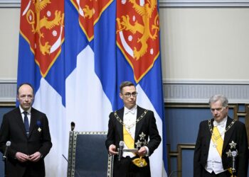 Eduskunnan puhemies Jussi Halla-aho, tasavallan presidentti Alexander Stubb ja presidentti Sauli Niinistö eduskunnassa perjantaina 1. maaliskuuta.